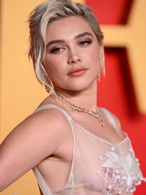 Florence Pugh see through to tits at the Vanity Fair Oscar Party